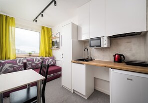 Fridge, microwave, stovetop - Metro Świętokrzyska Simple Studio (Warszawa)