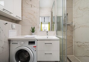 Dusche, Haartrockner, Handtücher