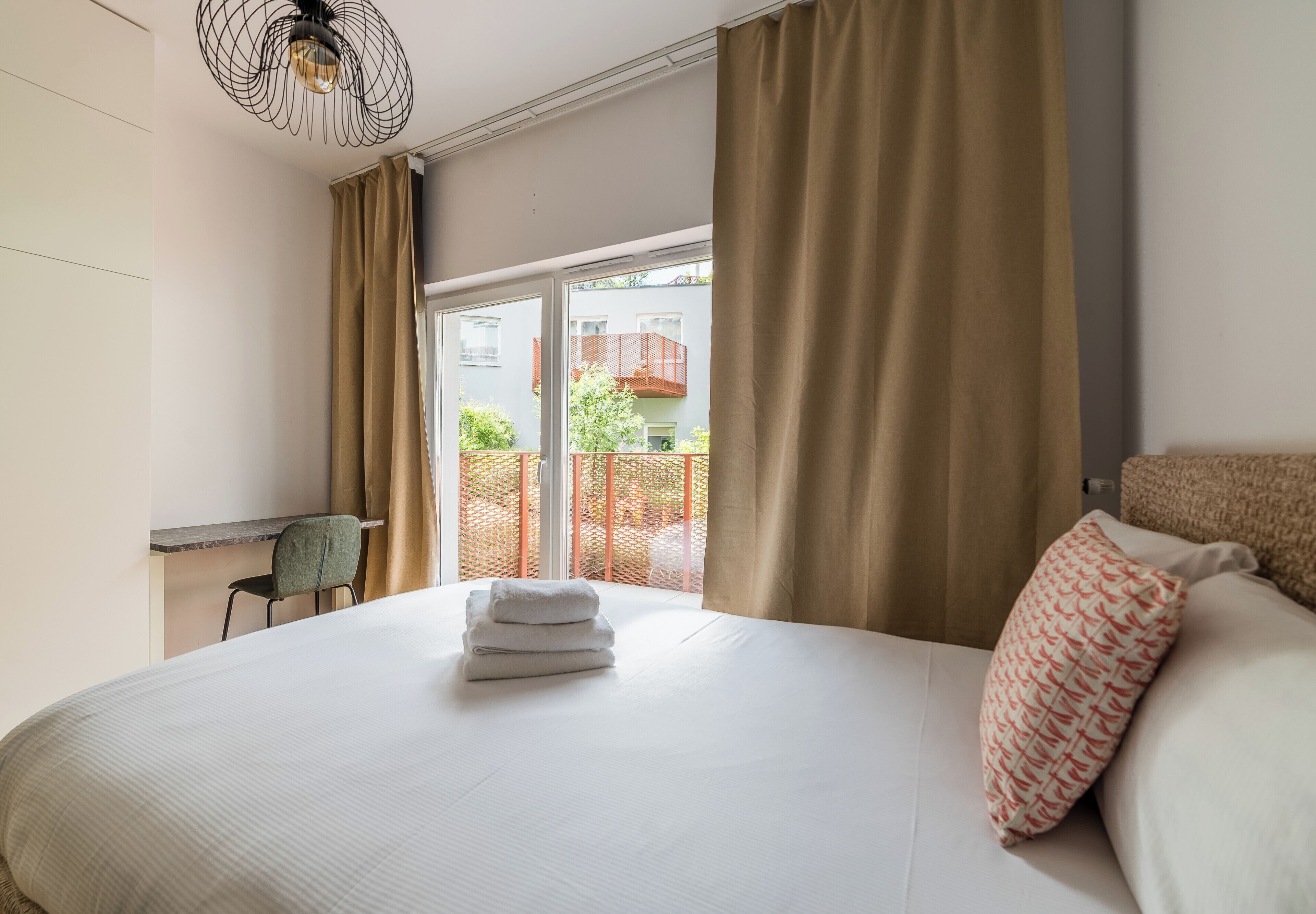Iron/ironing board, WiFi, bed sheets