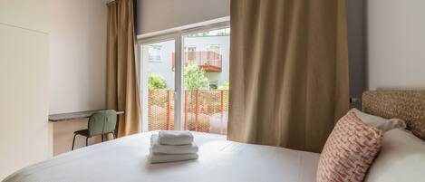 Iron/ironing board, WiFi, bed sheets