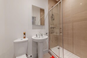 Een douche, handdoeken
