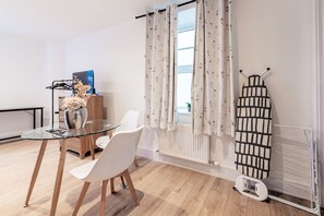 Dining - Central - Stay 2 - Near Transport - WiFi - Parking (Maidstone)