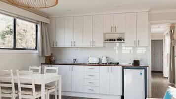 Geladeira, micro-ondas, fogão, cooktop