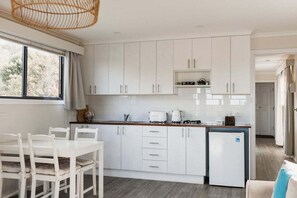 Réfrigérateur, four à micro-ondes, un four, surface de cuisson