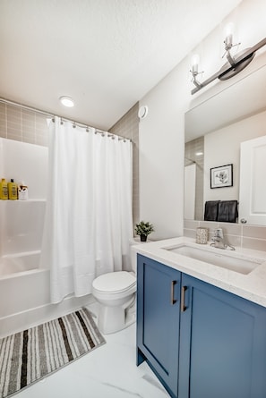 Bathroom - 2BR Suite | Seton | Spruce Meadows | WiFi | Pkg| South Campus Hospital (Calgary)