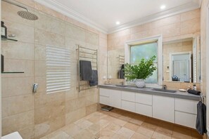 Shower, hair dryer, towels, shampoo - “Southern Highlands Estate”, Private Rural Oasis. (Sutton Forest)