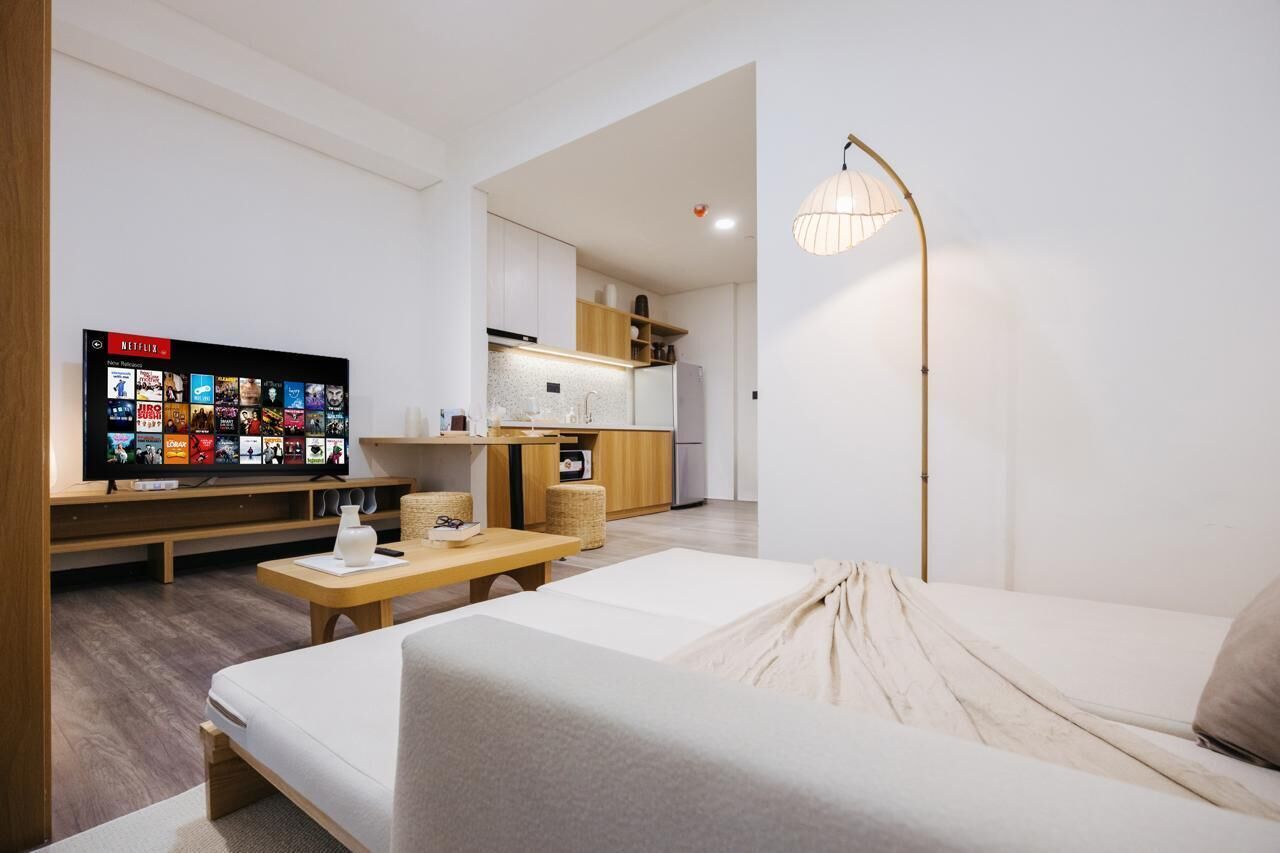 Suite Deluks, balkon, pemandangan kota | Tirai kedap cahaya, kedap suara, dan Wi-Fi gratis