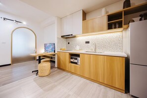Suite Deluks, balkon, pemandangan kota | Dapur pribadi
