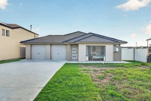 Exterior - 1 Britannia Parade, Hindmarsh Island – Family Holiday Retreat with Wi-Fi, Kayak & Air Conditioning (Hindmarsh Island)
