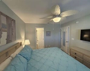 Room - Serene 1/bd - 1.5/ba, Direct Beachfront, Small Complex, Free Beach Service (Destin)