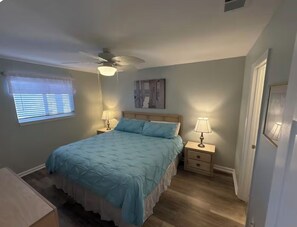 1 bedroom, iron/ironing board, WiFi, bed sheets - Serene 1/bd - 1.5/ba, Direct Beachfront, Small Complex, Free Beach Service (Destin)