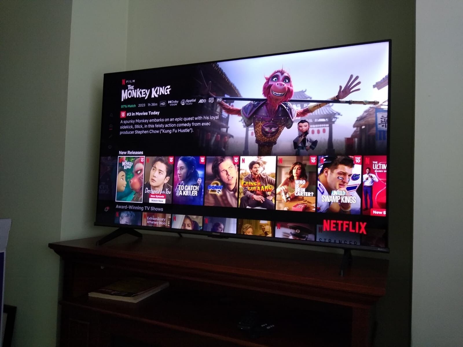 Un téléviseur affichant l’interface de Netflix, avec différentes options de films.