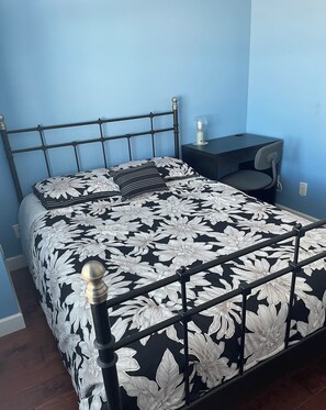 Tabla de planchar con plancha, wifi, ropa de cama