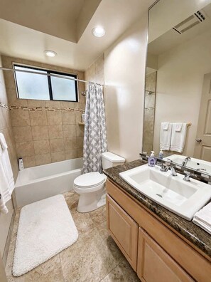 Bathroom - Walk to Sandy Beach, Restaurants and Shops (Lahaina)
