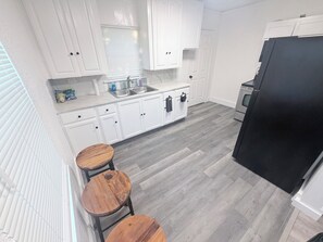Private kitchen - Comfort, Space & Convenience All in One Cozy Southside Escape (Fort Worth)