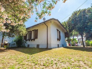 Exterior - Haupthaus, großes freistehendes Haus, Klima by Interhome (Comacchio)