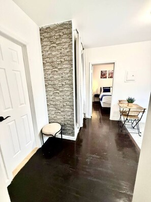 Desk, iron/ironing board, WiFi, bed sheets - Apartment Studio 20 Mints FromNYCity. CozyGateWay (West New York)