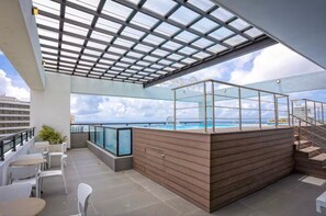 Outdoor dining - Luxury-Infinity pool & gym-Heart of Evaristo Morales (Santo Domingo)