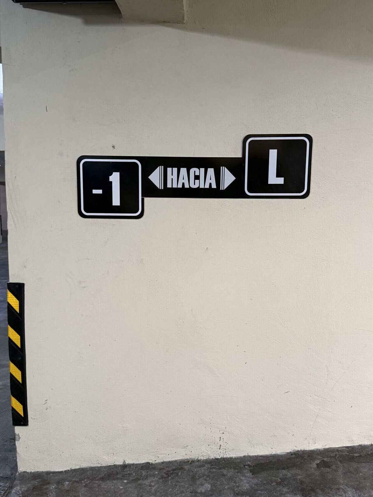 Indicador de direcció amb la inscripció 'HACIA' i 'L'.