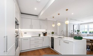 House - Luxury Mayfair 2-bed Central AC Prime Location (London)