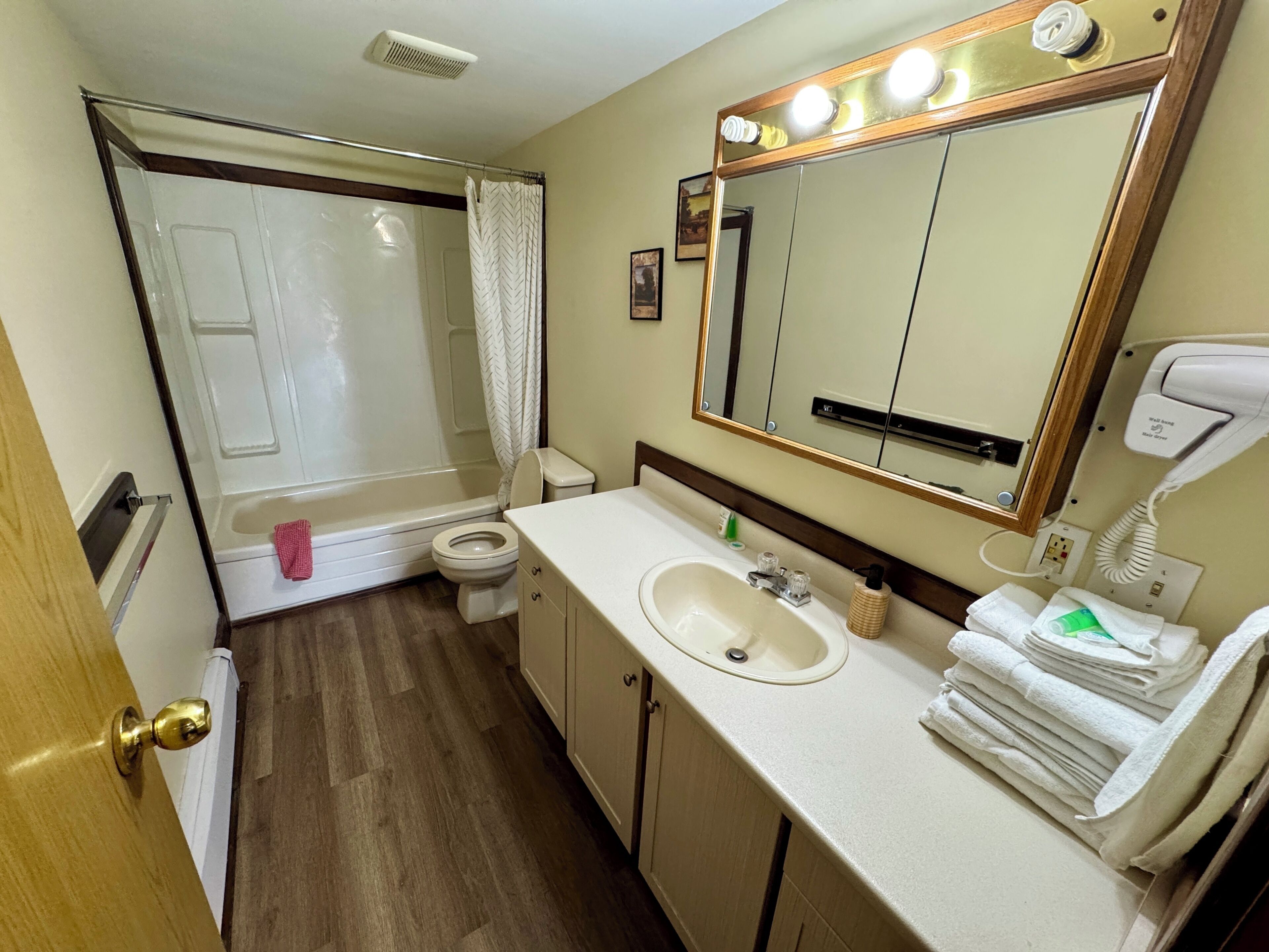 Un baño con ducha, inodoro, lavabo y tocador.