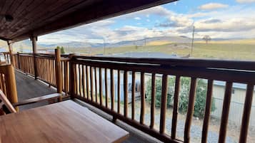 Deluxe Studio, 1 Queen Bed, Mountain View | Balcony view