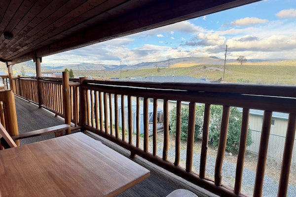 Deluxe Studio, 1 Queen Bed, Mountain View | Balcony view