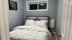 Iron/ironing board, WiFi, bed sheets - Unwind in Konga Suite-an upscale,modern 1 bedroom walk out with private access (Calgary)