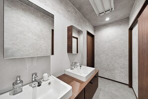 Apartament | Bany | Combinació de dutxa i banyera, assecador de cabells i sabatilles 