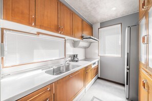 Apartment | Private kitchen | Fridge, microwave, stovetop, cookware/dishes/utensils - Astage Villa Asahikawa (Asahikawa)