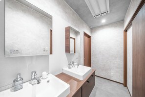 Apartamento | Banheiro | Chuveiro/banheira combinados, secador de cabelo, chinelos 