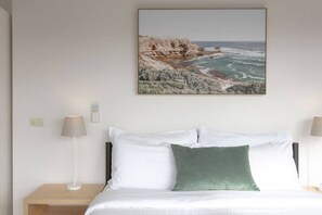 Desk, iron/ironing board, WiFi, bed sheets - The Ridge House - Panoramic views! (Aireys Inlet)