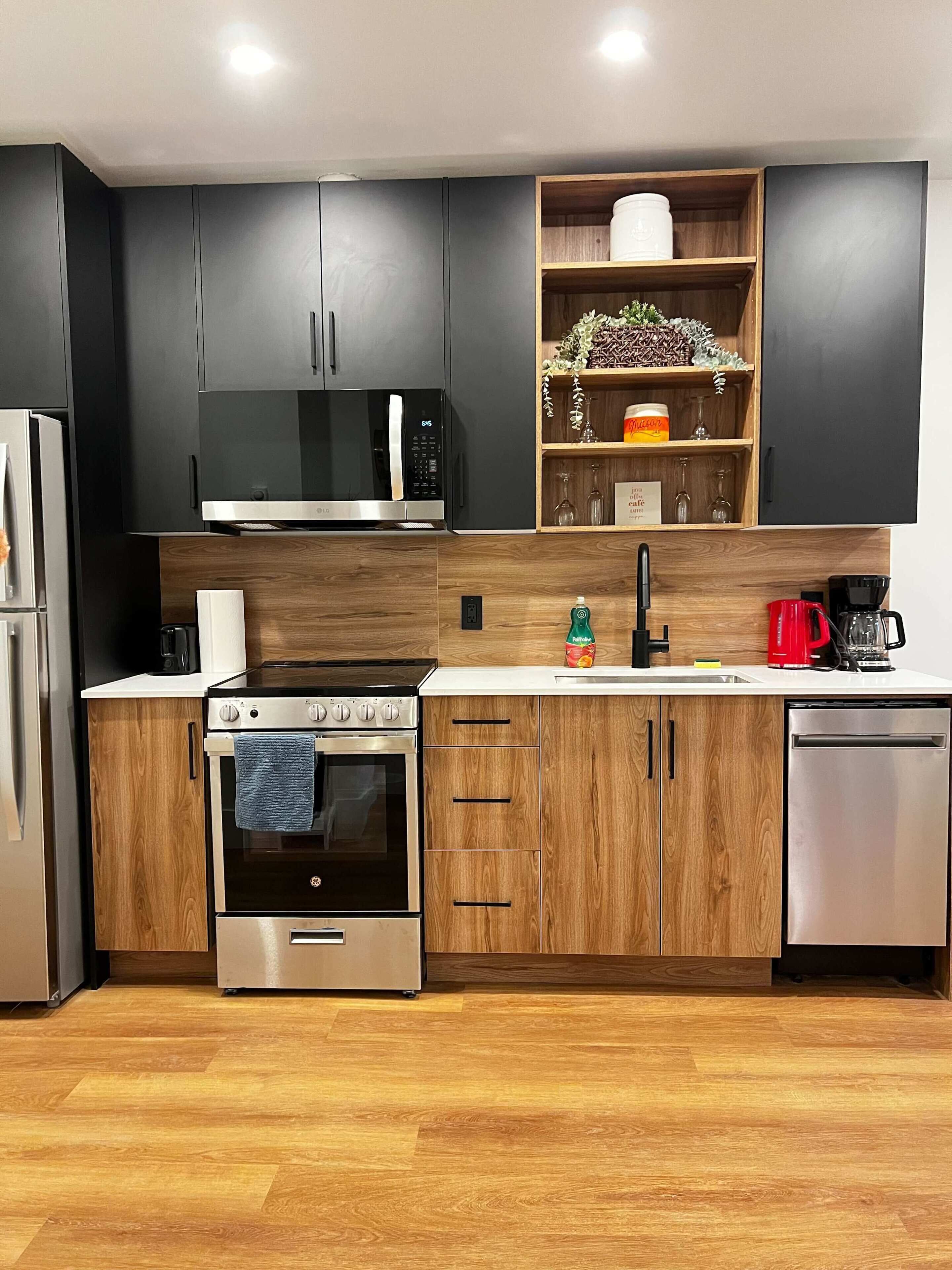 Refrigerador, microondas, horno y parrilla de estufa 