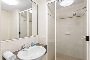 Dusche, Haartrockner, Handtücher, Shampoo