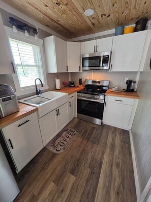 Private kitchen - Cozy 2-bedroom cottage in wonderful Hillsboro Close to Rocky Fork Lake (Hillsboro)