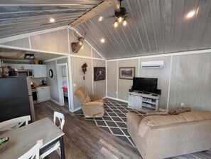 Living area - Cozy 2-bedroom cottage in wonderful Hillsboro Close to Rocky Fork Lake (Hillsboro)