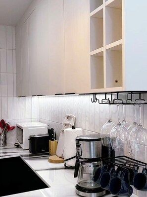 Private kitchen - New, Sunny Two Bedroom Garden Suite in Prime Kitslano (Vancouver)