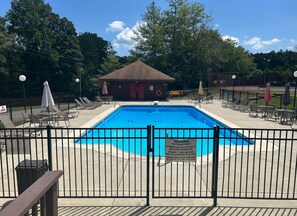 A heated pool - RESORT LIVING - updated 2-bedroom town home near Jamestown and Lake Cumberland (Jamestown)