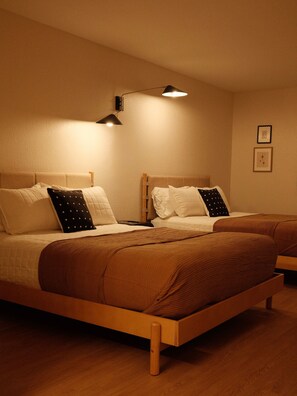 Desk, laptop workspace, free WiFi - The Motel (Osakis)