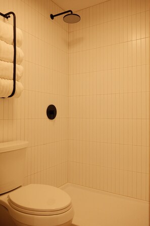 Shower, hair dryer, towels, soap - The Motel (Osakis)