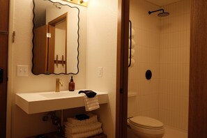 Shower, hair dryer, towels, soap - The Motel (Osakis)