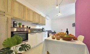Fridge, microwave, stovetop, dishwasher - Holiday apartment with air conditioning, terrace and pool (Imperia)