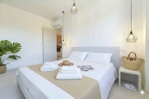 WiFi - Holiday apartment with air conditioning, terrace and pool (Imperia)