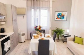 TV - Holiday apartment with air conditioning (Imperia)