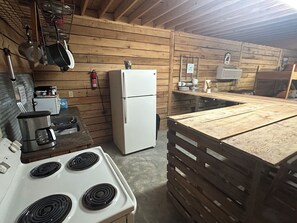 Private kitchen - Amazing Bunkhouse. Sleeps up to 10. Direct Access to Brimstone Trails. Pets Yes (Huntsville)