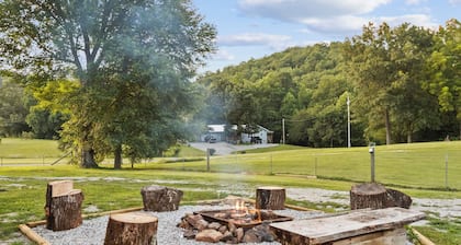 Spacious Brimstone Cabin-Sleeps 10-Pet Friendly-Multiple Hot Tubs