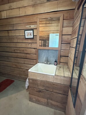 Bathroom - Amazing Bunkhouse. Sleeps up to 10. Direct Access to Brimstone Trails. Pets Yes (Huntsville)