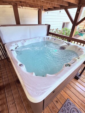 Outdoor spa tub - Delightful 1-bedroom apartment with outdoor Jacuzzi (Dallas)