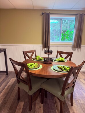 Dining - Delightful 1-bedroom apartment with outdoor Jacuzzi (Dallas)