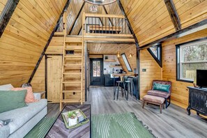 Ein Loft-Interieur mit Küche, Essbereich und Sitzgelegenheit.